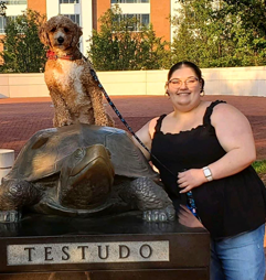 Lindsey Markowitz photo with dog on Testudo statue